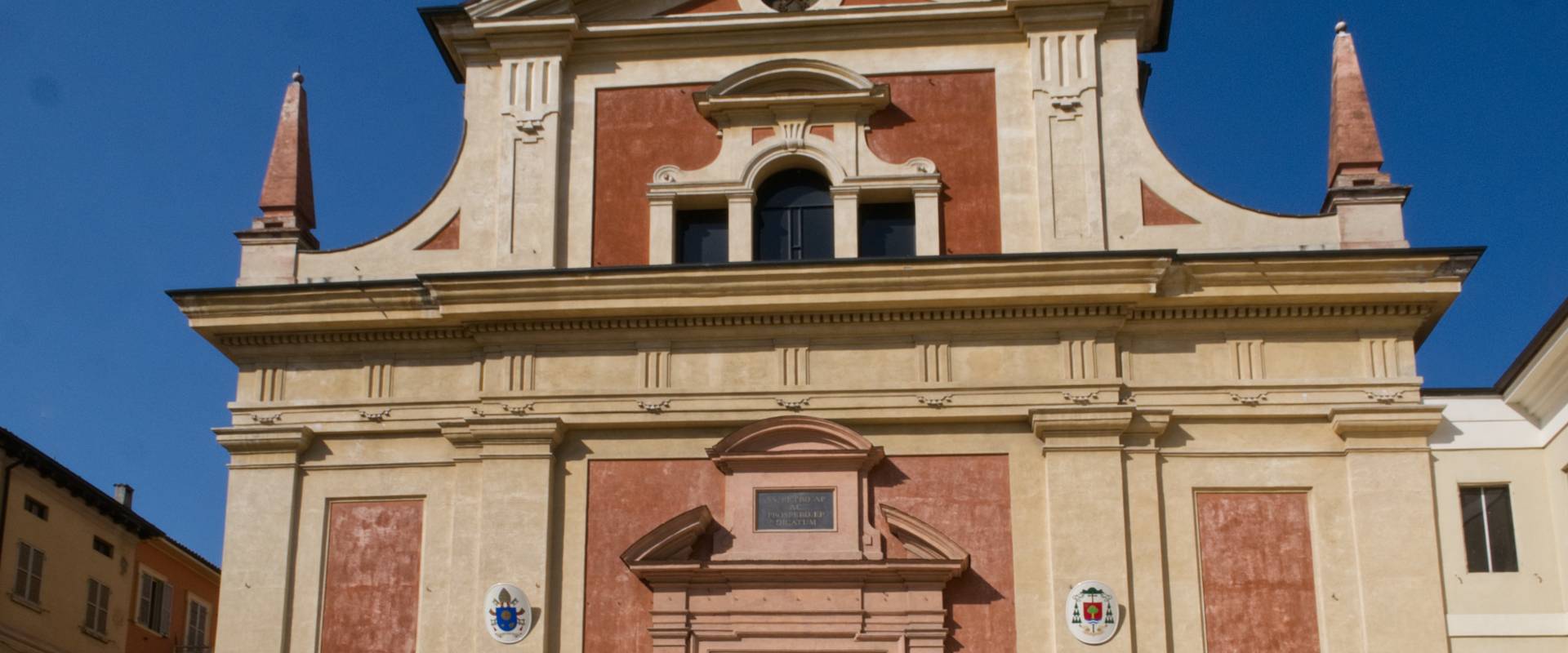 Maestosa facciata della chiesa di San Pietro foto di Caba2011